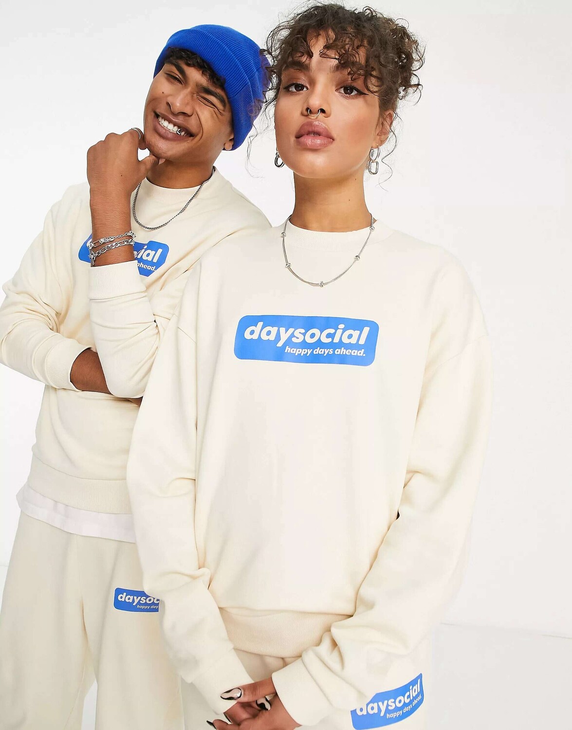 

Оверсайз-толстовка унисекс с синим значком-логотипом экрю ASOS Daysocial, Синий