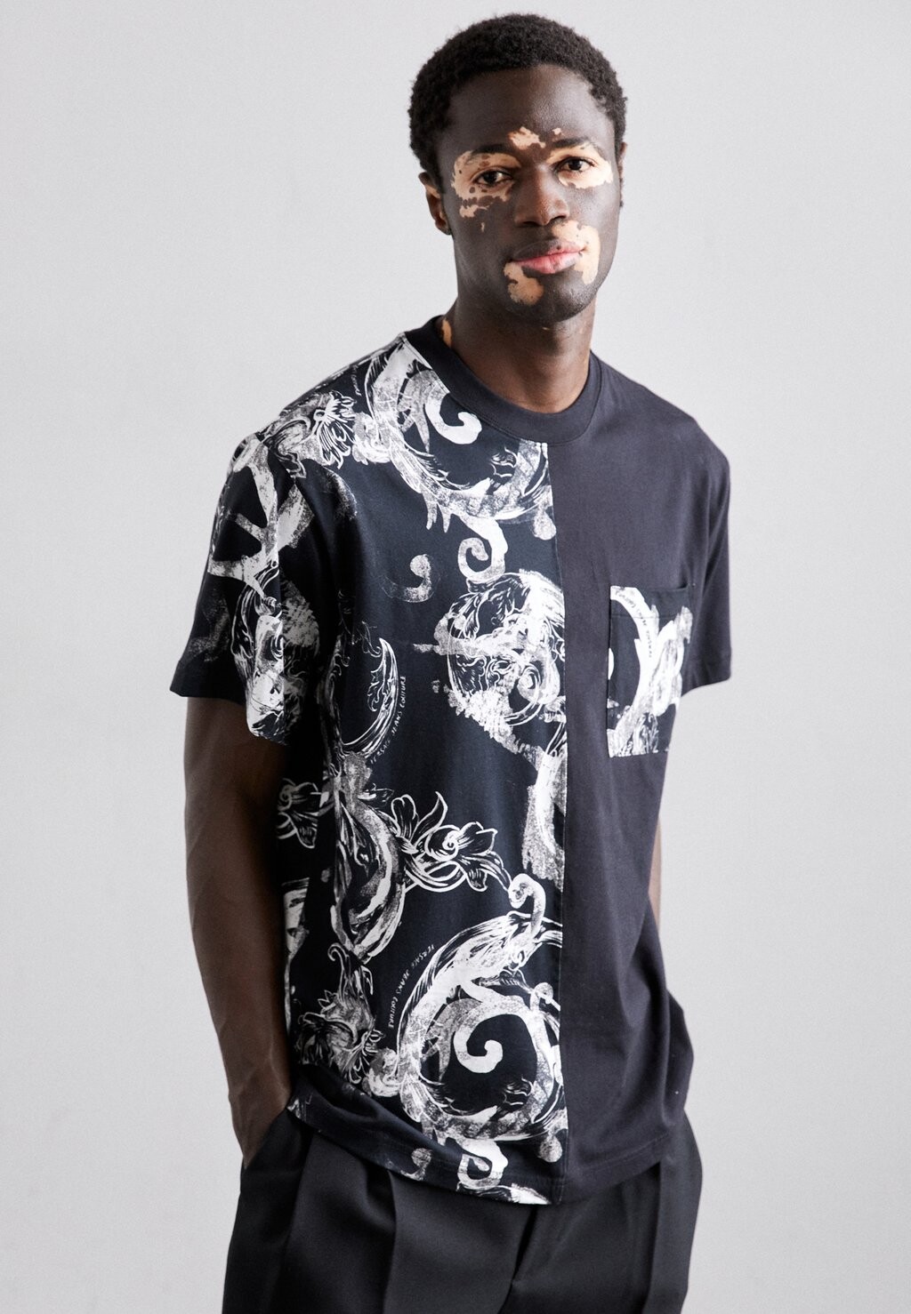 

Футболка с принтом CONTRAST Versace Jeans Couture, черный