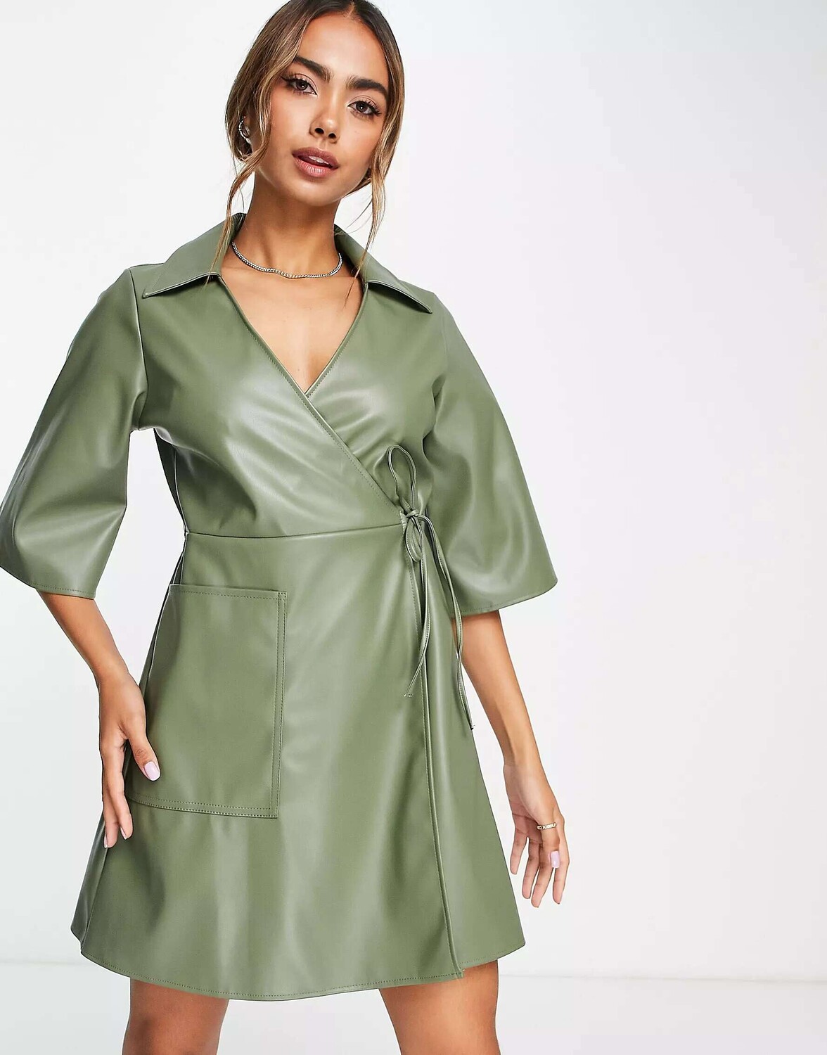 

Оливковое кожаное мини-платье с карманом и запахом ASOS, Зеленый