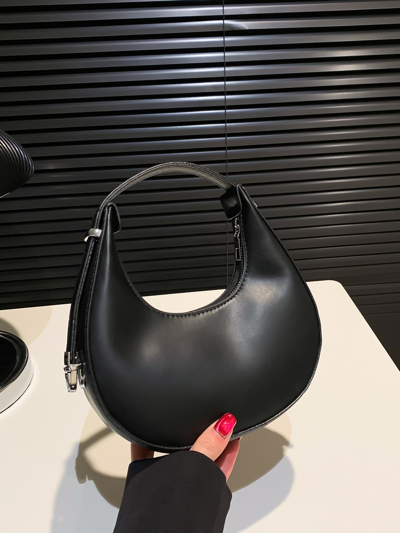 цена Мини-минималистичная сумка-хобо, черный
