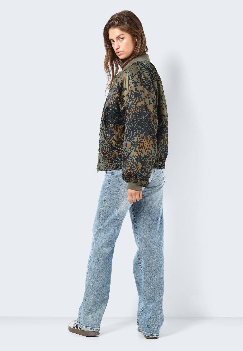 

Бомбер Chaquetas Noisy May НМЮЛИАНА, цвет kombu green