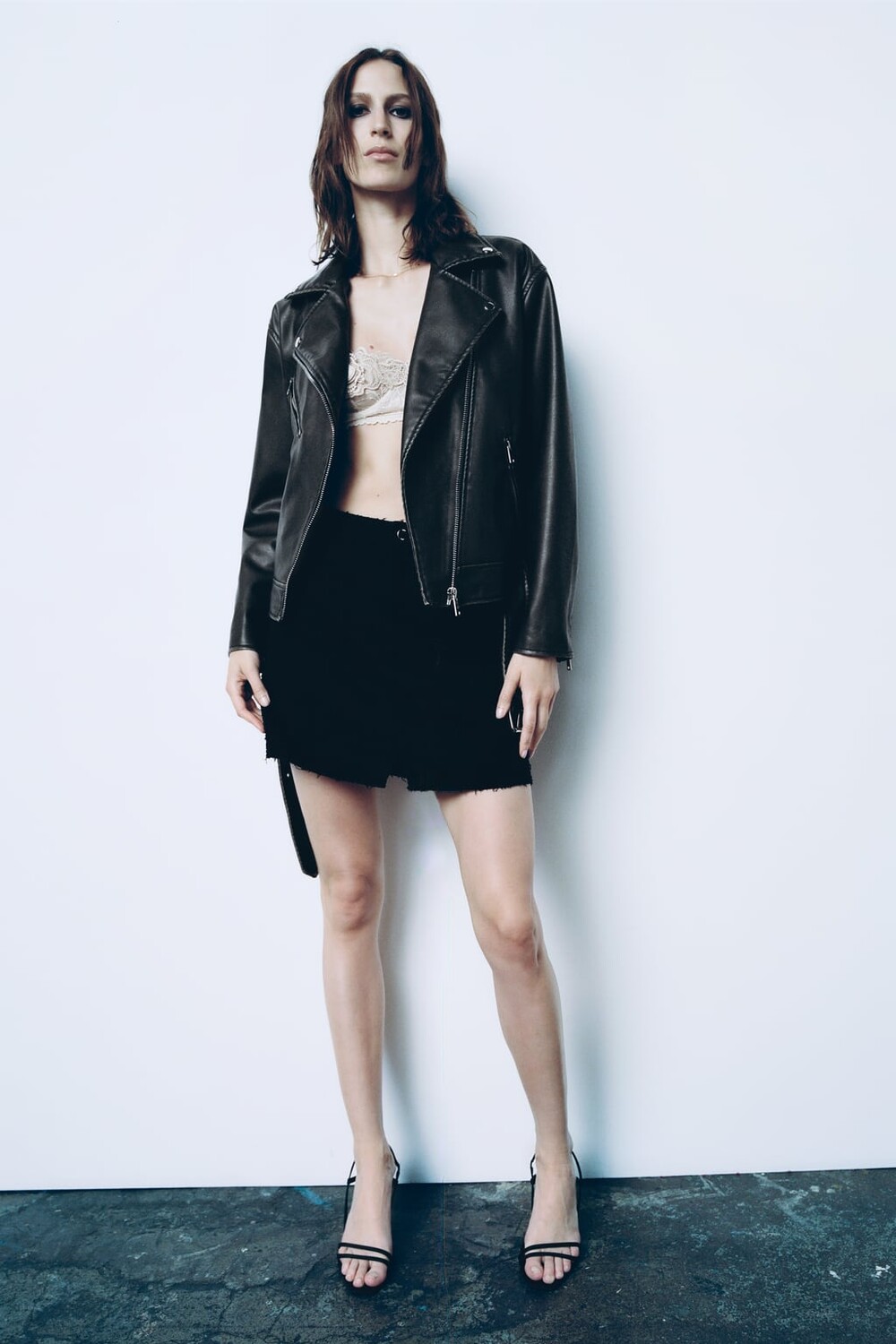 

Трикотажная мини-юбка из потертой ткани ZARA, черный