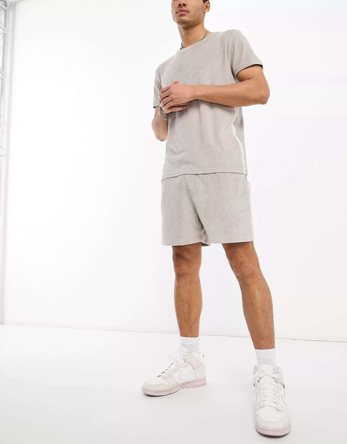 

Тепло-серо-коричневая махровая футболка с круглым вырезом и логотипом Calvin Klein Core, Коричневый