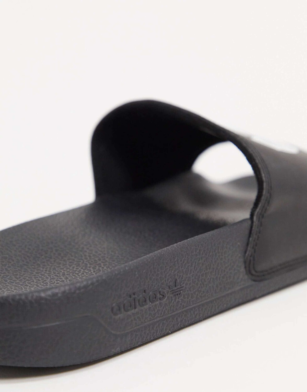 

Черные шлепанцы adidas Originals Adilette Lite
