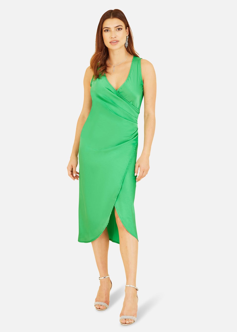 Mela Зеленое атласное платье миди со сборками и запахом Apple