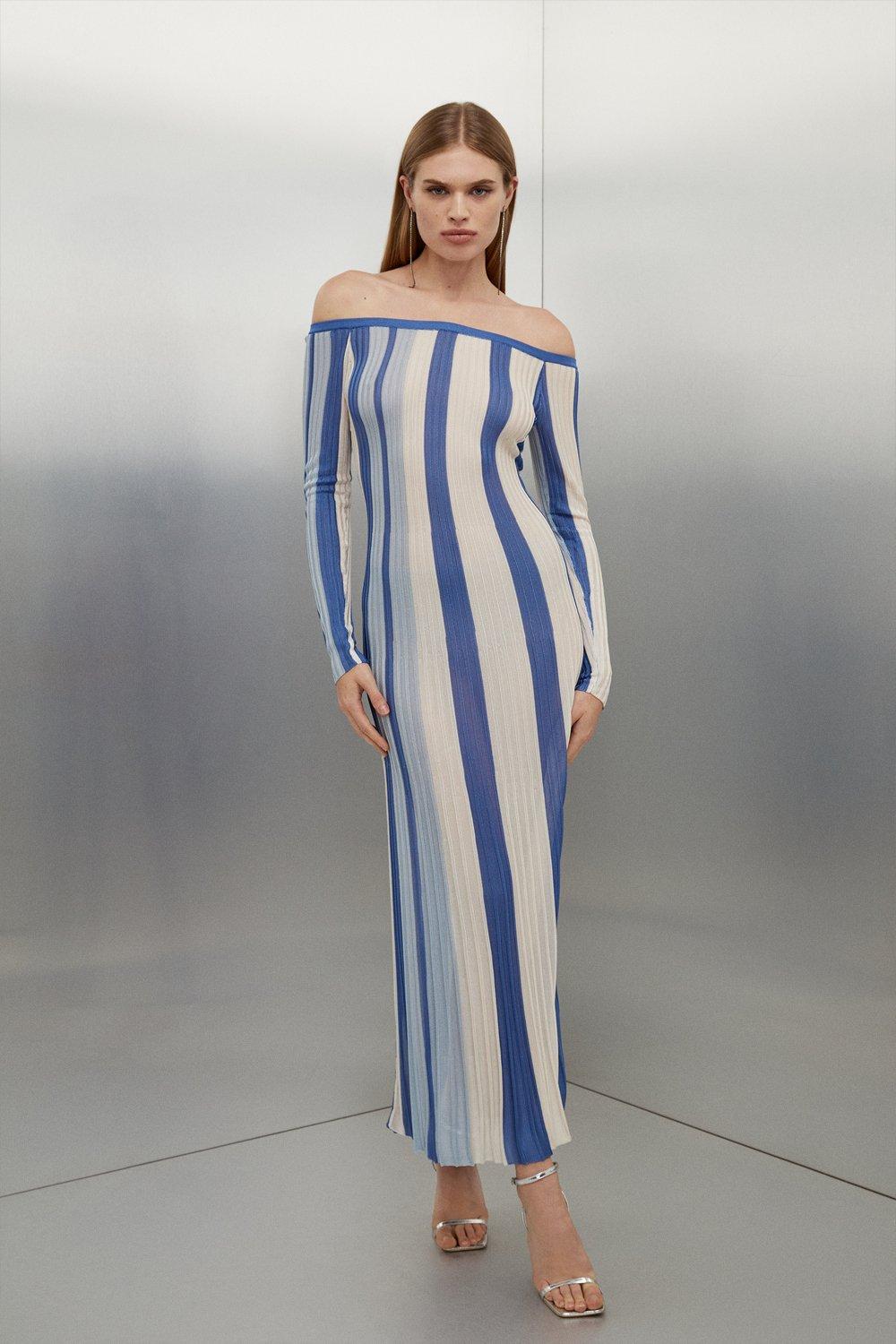 цена Облегающее вязаное платье мидакси из вискозы с разрезным вырезом в полоску Karen Millen, синий