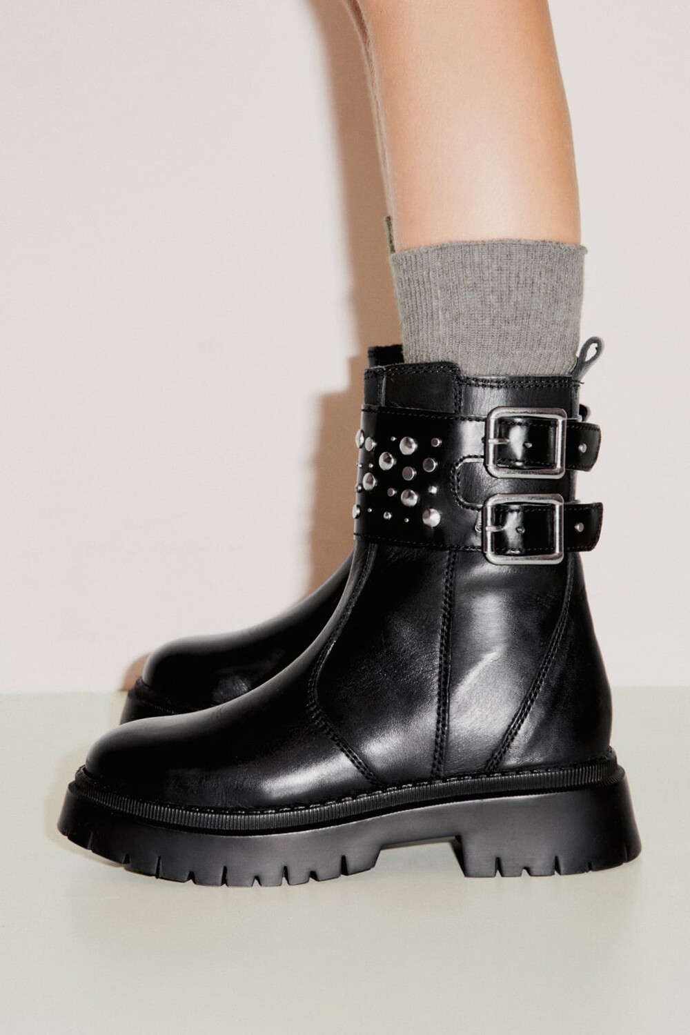 

Кожаные ботинки с заклепками ZARA, черный