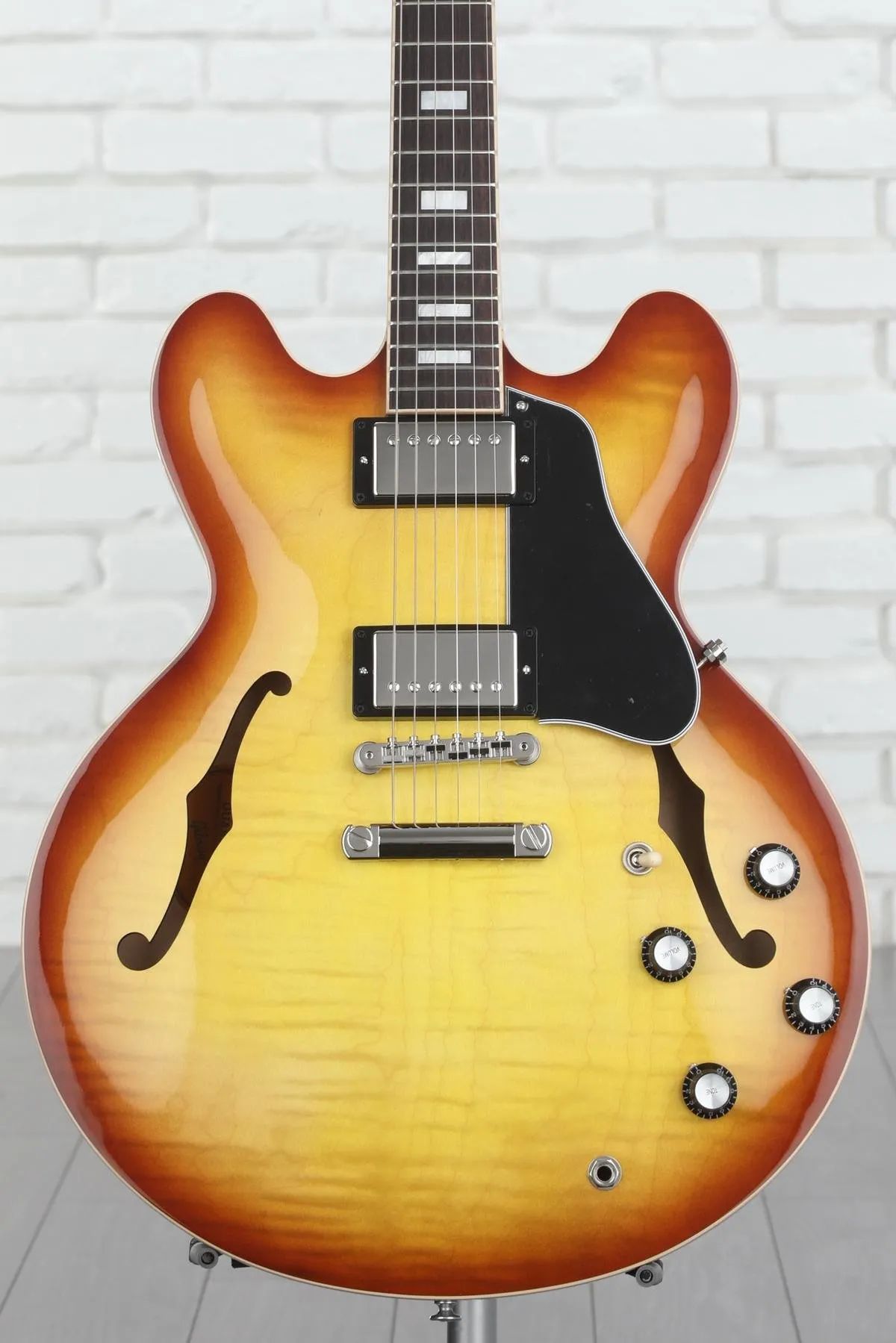 

Электрогитара Gibson ES-335 с фигурным полупустотелым корпусом - холодный чай