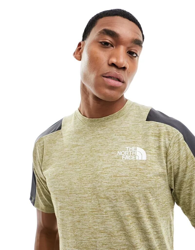 

Темно-синяя футболка цвета хаки The North Face Training Mountain Athletic
