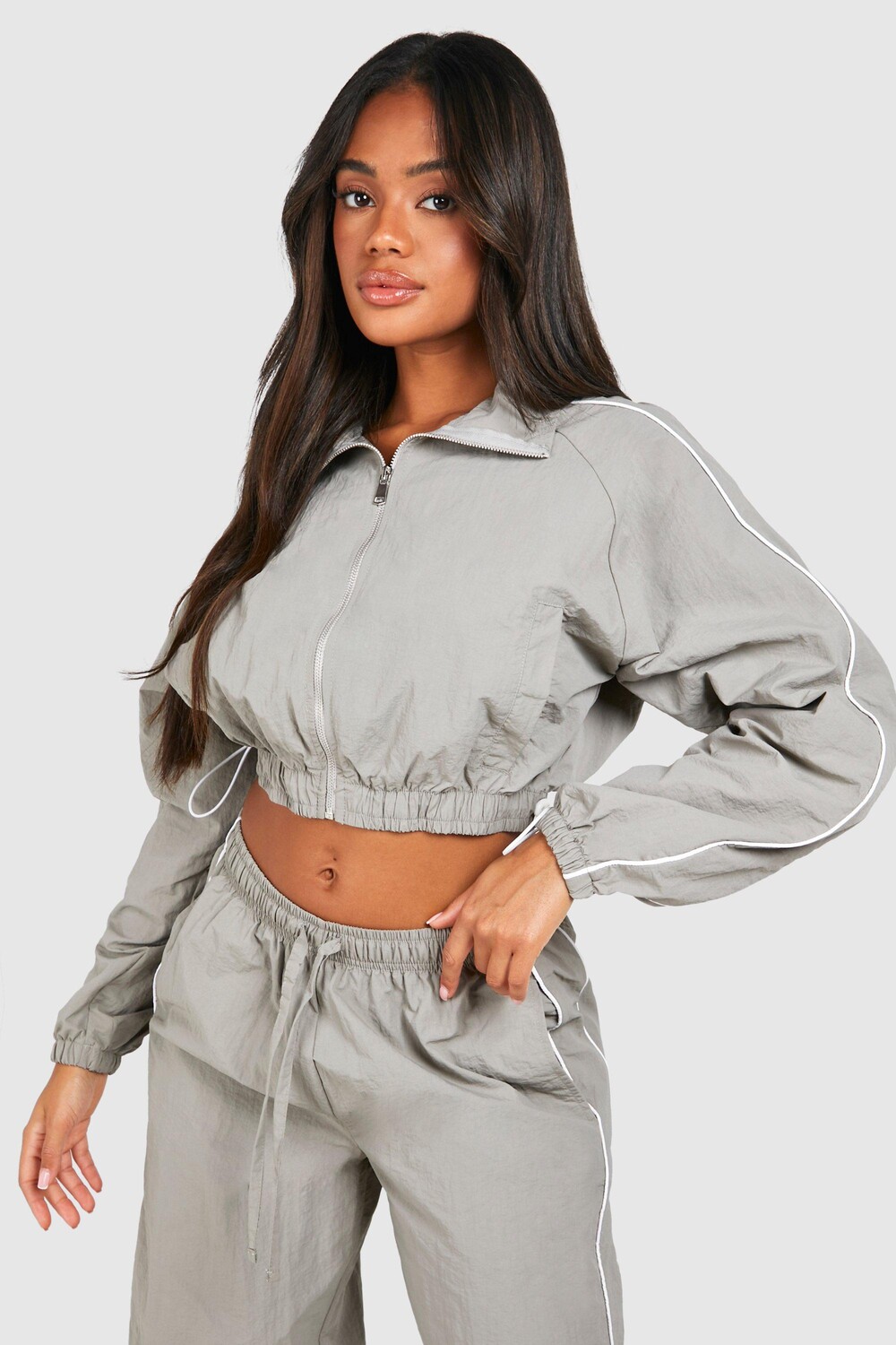 

Укороченная нейлоновая куртка с контрастными деталями boohoo, серый