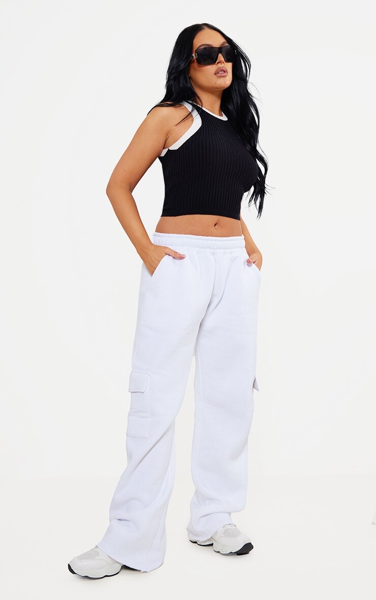 

PrettyLittleThing Белые прямые джоггеры с низкой посадкой и карманами по бокам