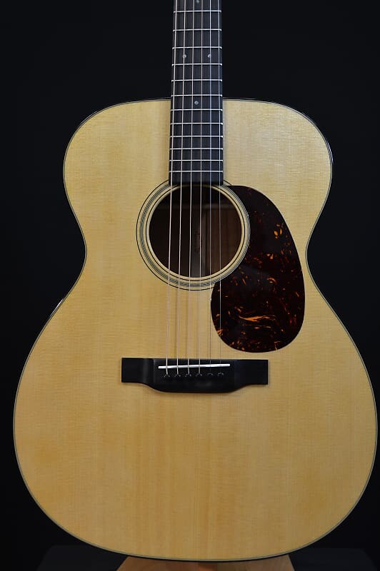 

Акустическая гитара Martin Standard Series 000-18 - Natural - w/ Martin HSC