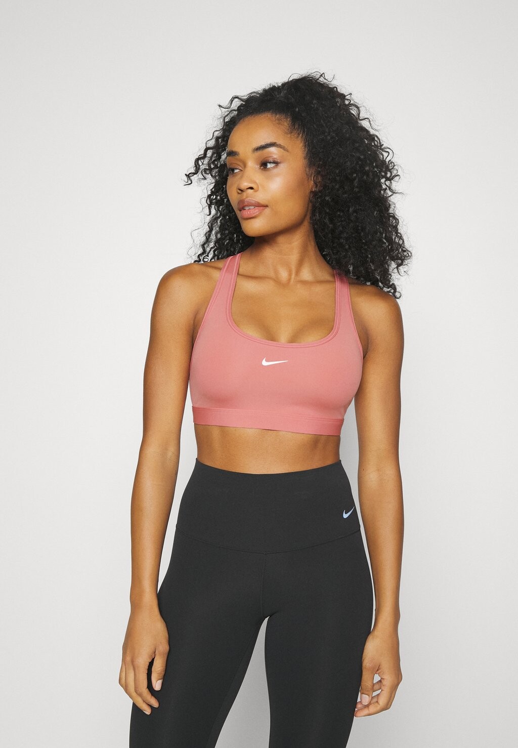 

Спортивный бюстгальтер с легкой поддержкой Nike