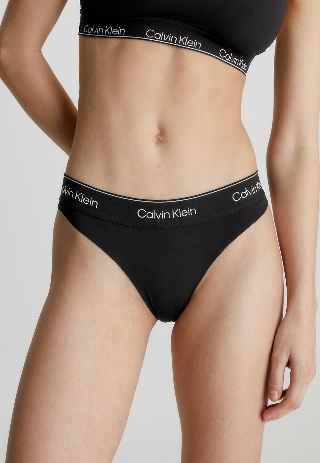 

Стринги Calvin Klein Underwear, черный