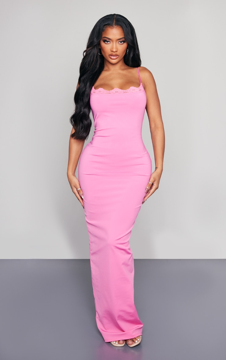 цена PrettyLittleThing Розовое матовое платье макси с кружевными деталями Shape