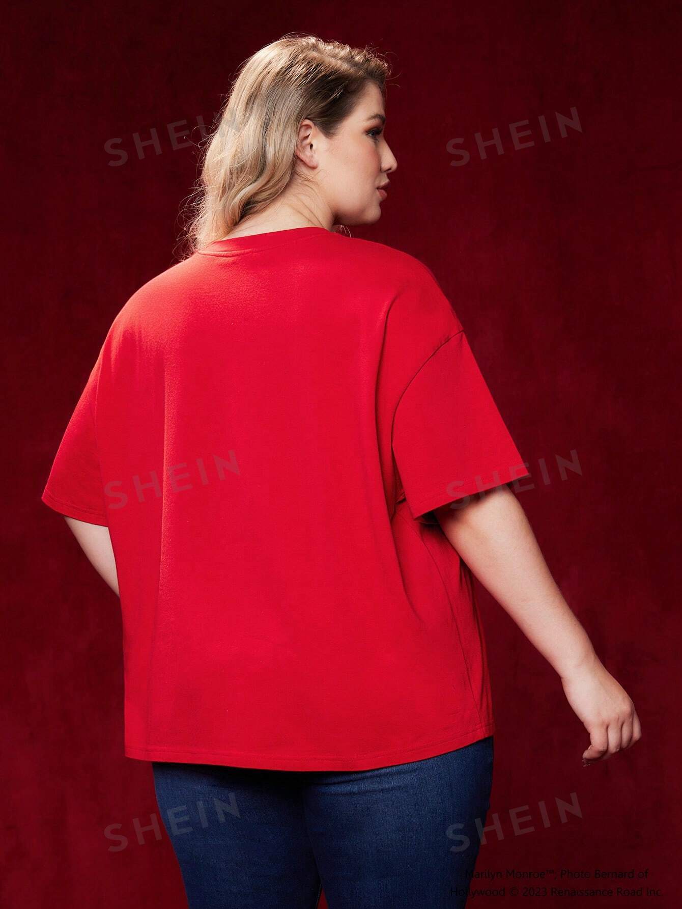 цена Футболка SHEIN Plus с рисунком и надписью на заниженных плечах, красный