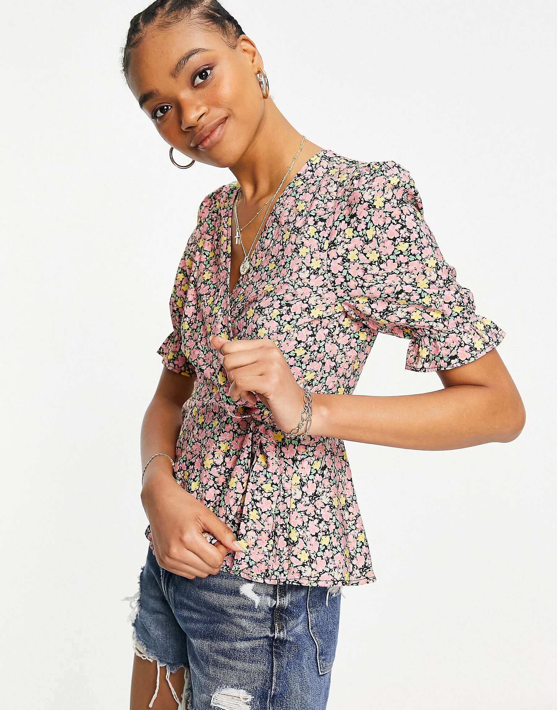 Блузка с запахом Vero Moda с ярким цветочным принтом атласная блузка с высоким воротником vero moda синего цвета с цветочным принтом