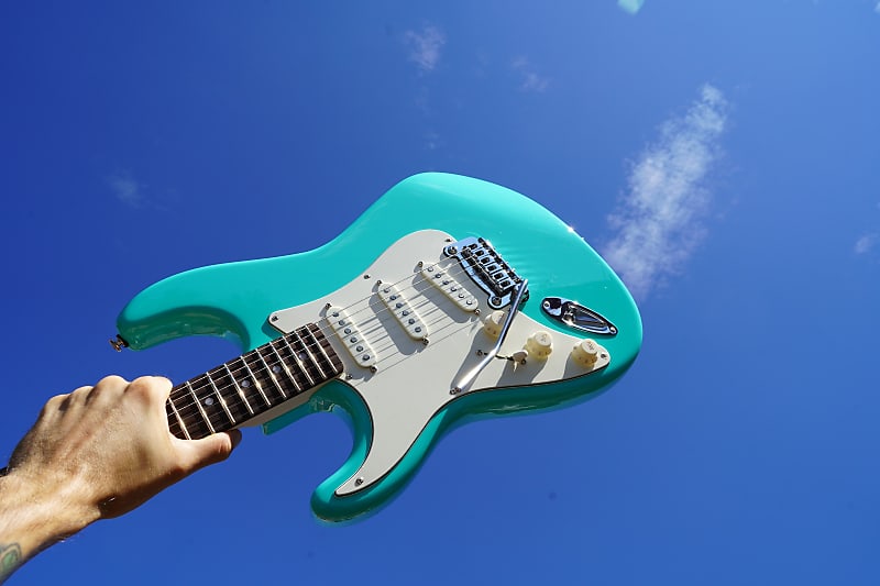 Электрогитара G&L USA Legacy Turquoise Left Handed 6-String Electric Guitar w/ Black Tolex Case
