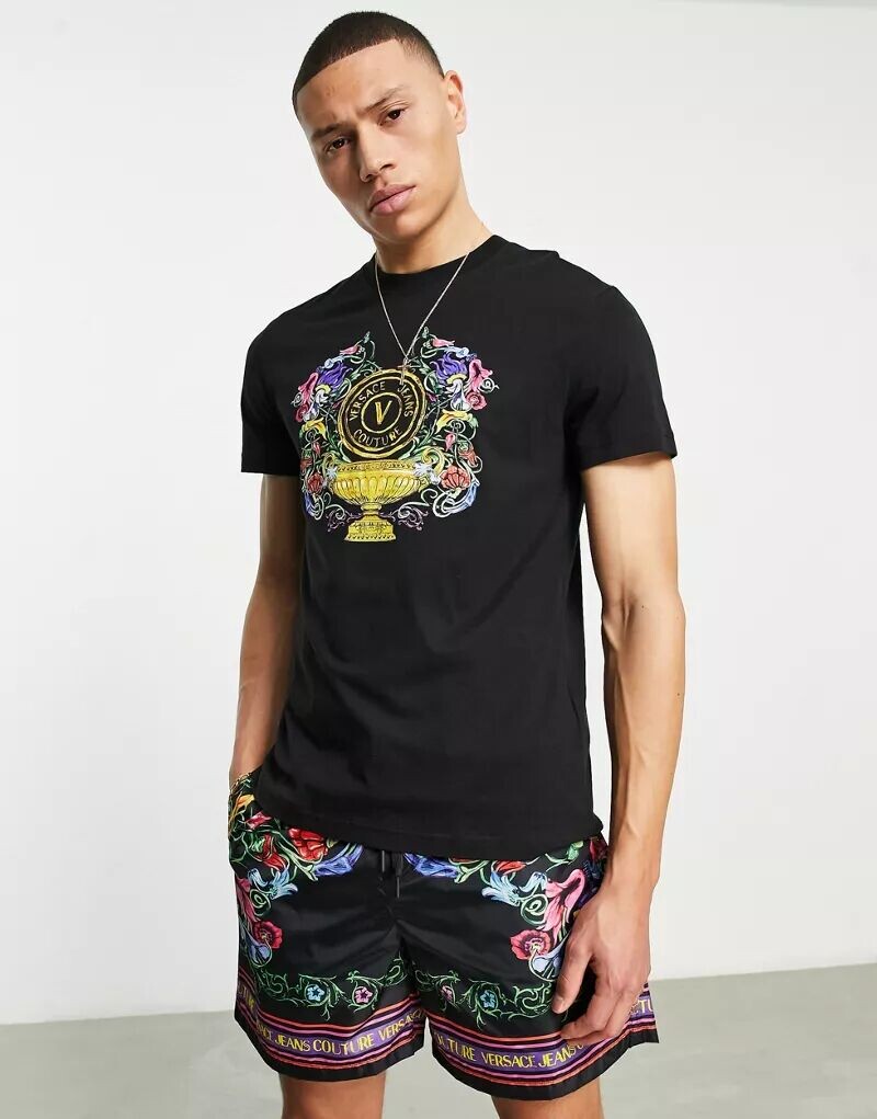

Черная футболка Versace Jeans Couture с эмблемой Garden V