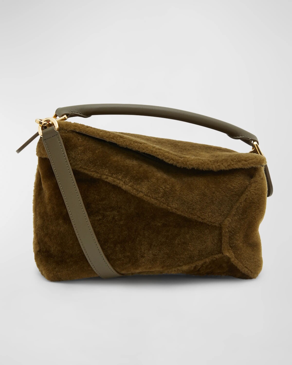 

Маленькая сумка с ручкой сверху Puzzle Edge из овчины Loewe, цвет Dark Khaki Green