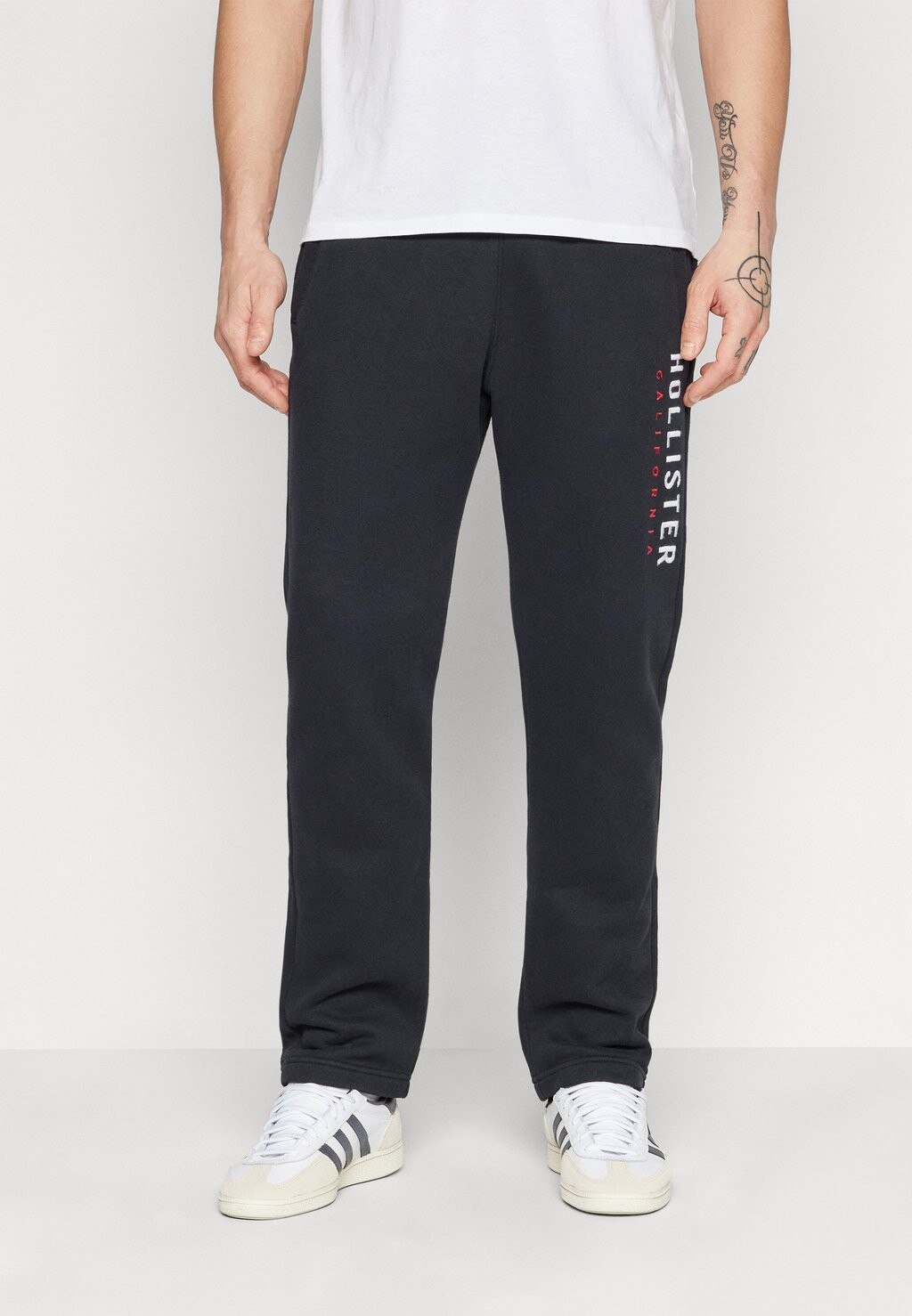

Спортивные брюки Straight Leg Varsity Logo Sweatpant Hollister Co., цвет black update