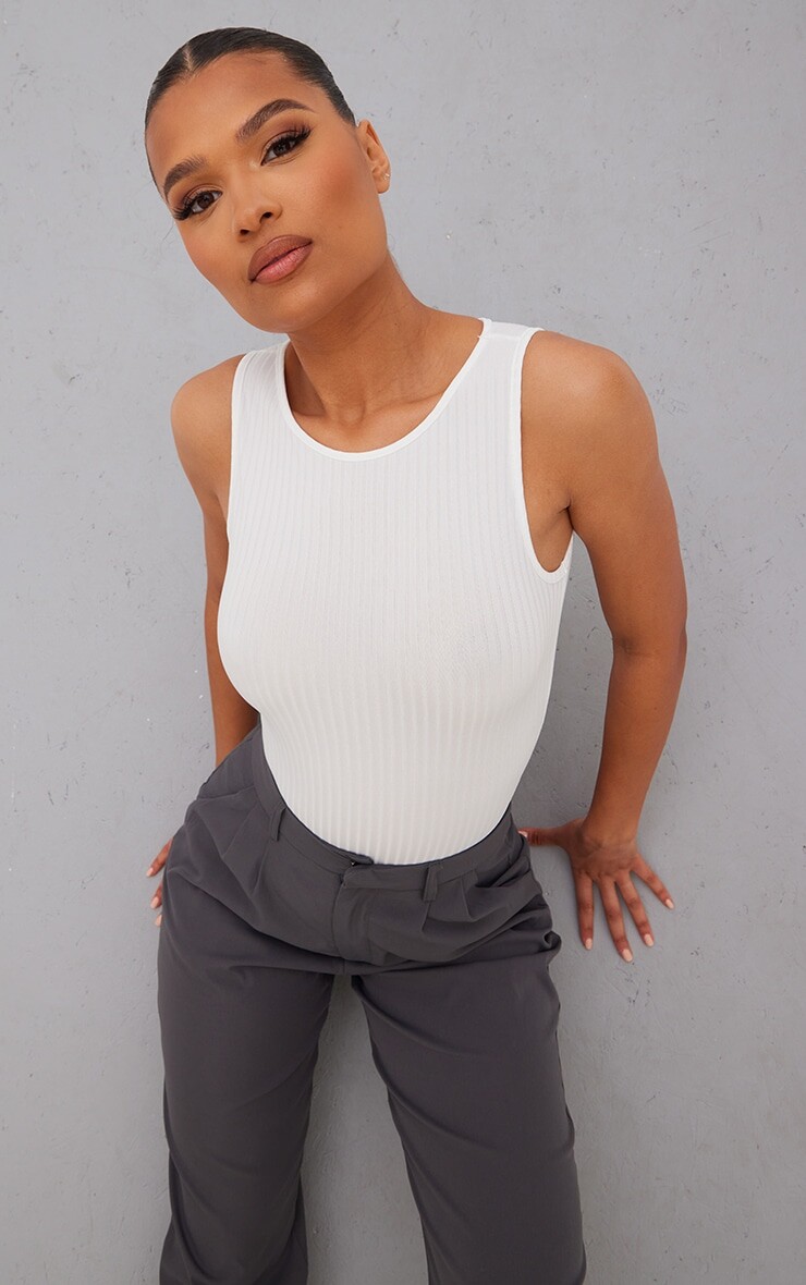 

PrettyLittleThing Базовое белое боди без рукавов в широкую рубчику