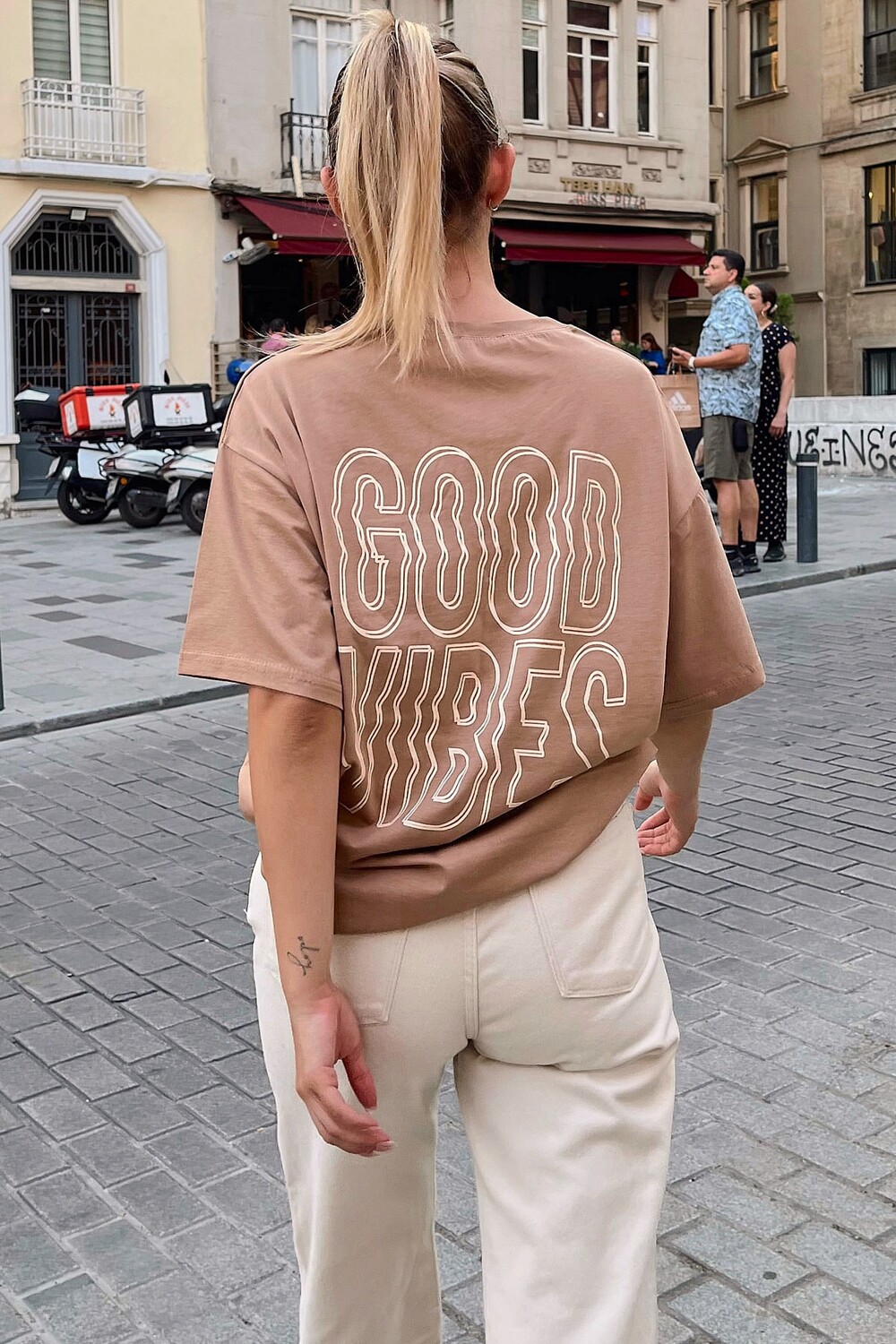 

Норковая женская футболка оверсайз Good Vibes с принтом на спине Swist, коричневый