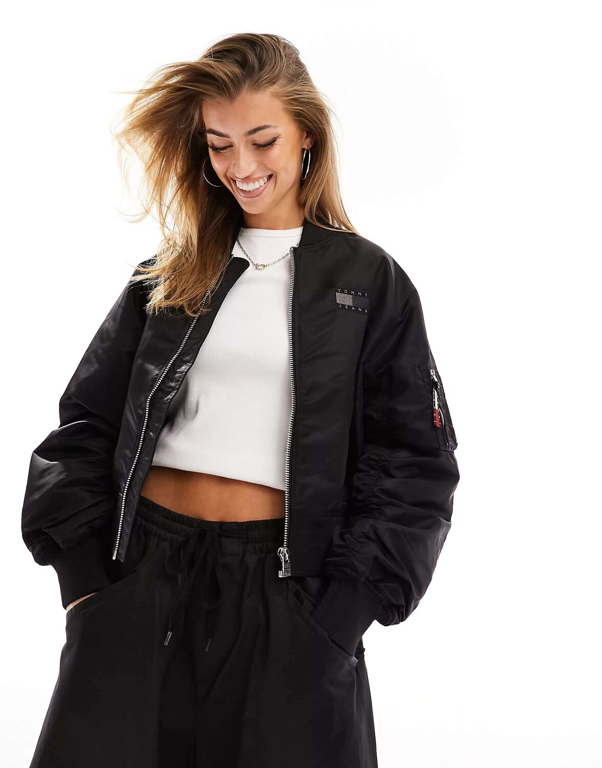 

Черный бомбер Tommy Jeans Remastered