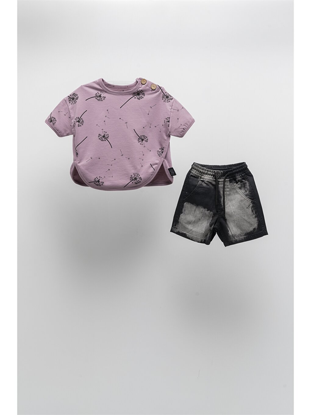цена Футболка с круглым вырезом для мальчика и джинсовые шорты Moi Noi, фиолетовый