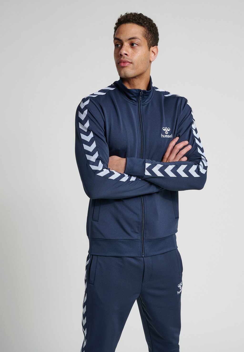 

Толстовка на молнии Hummel