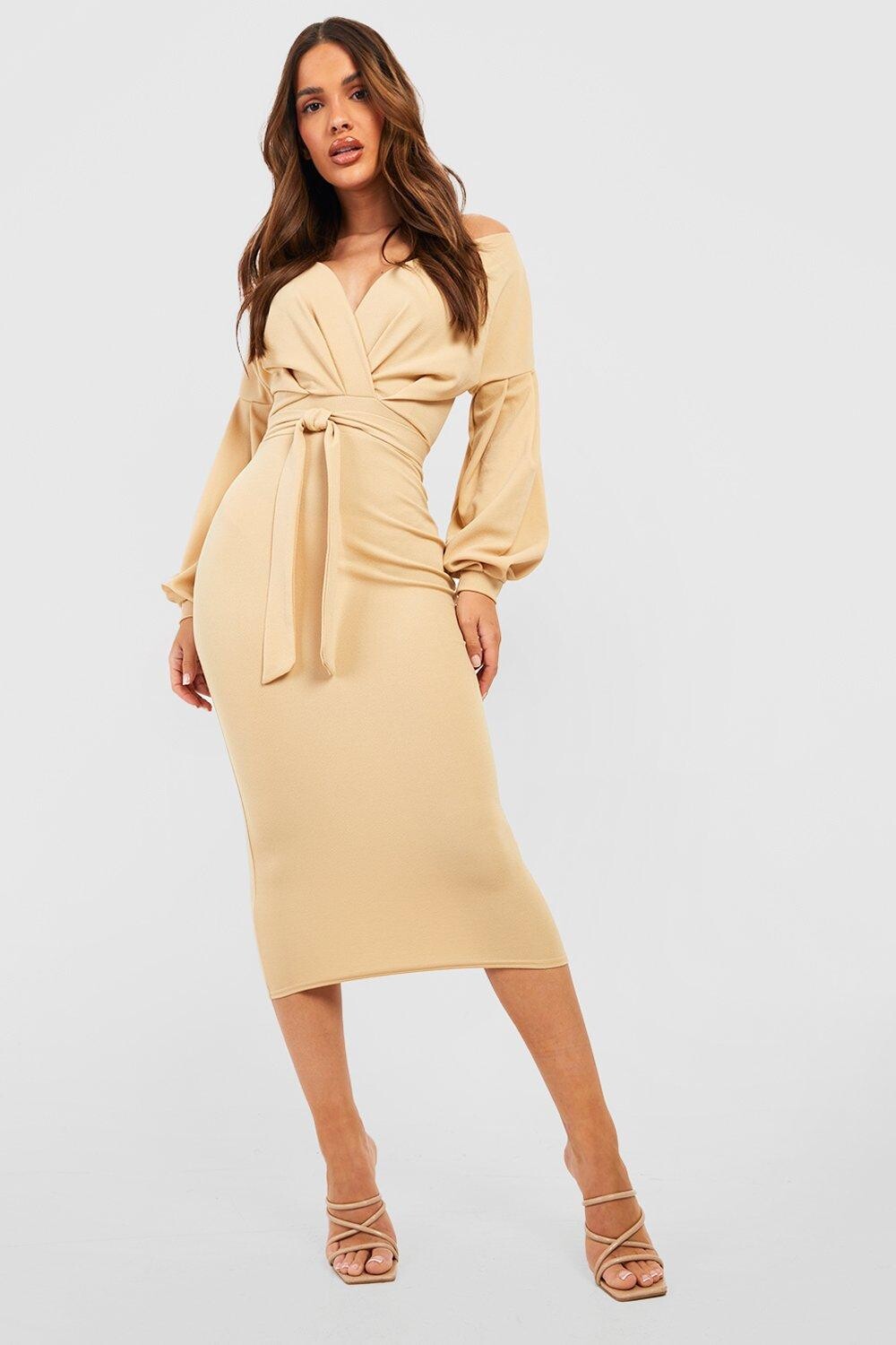 

Платье миди с запахом от плеч Boohoo, серый