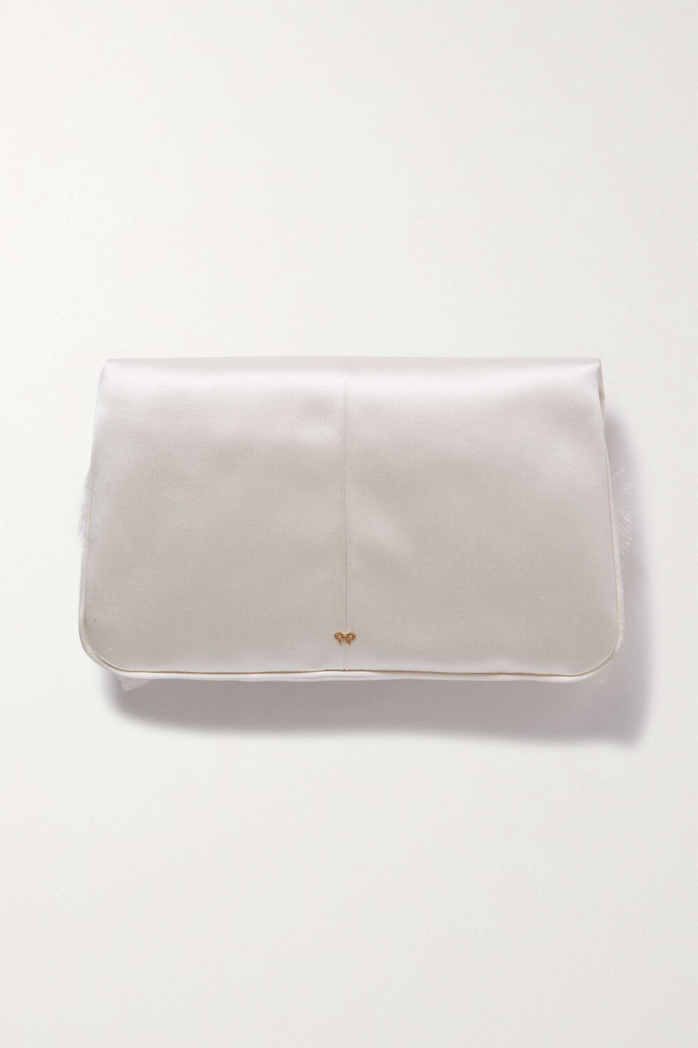 

ANYA HINDMARCH Атласный клатч с бахромой и бантом, слоновая кость