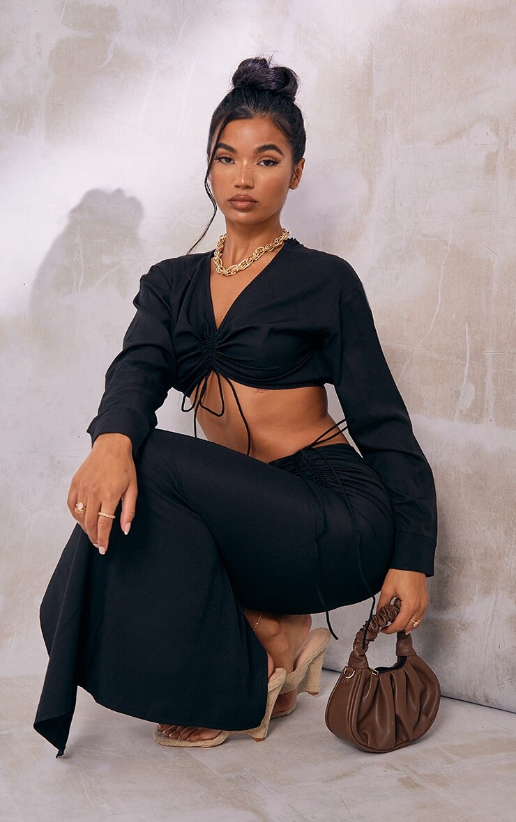 

PrettyLittleThing Черный тканый укороченный топ с длинными рукавами и V-образным вырезом со складками и завязками спереди