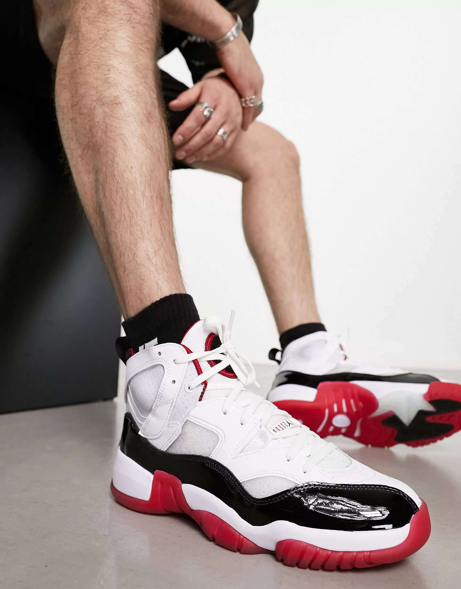 Кроссовки Jordan Jumpman Two Trey белого, черного и спортивного красного цвета микс из красного белого и черного киноа 350г