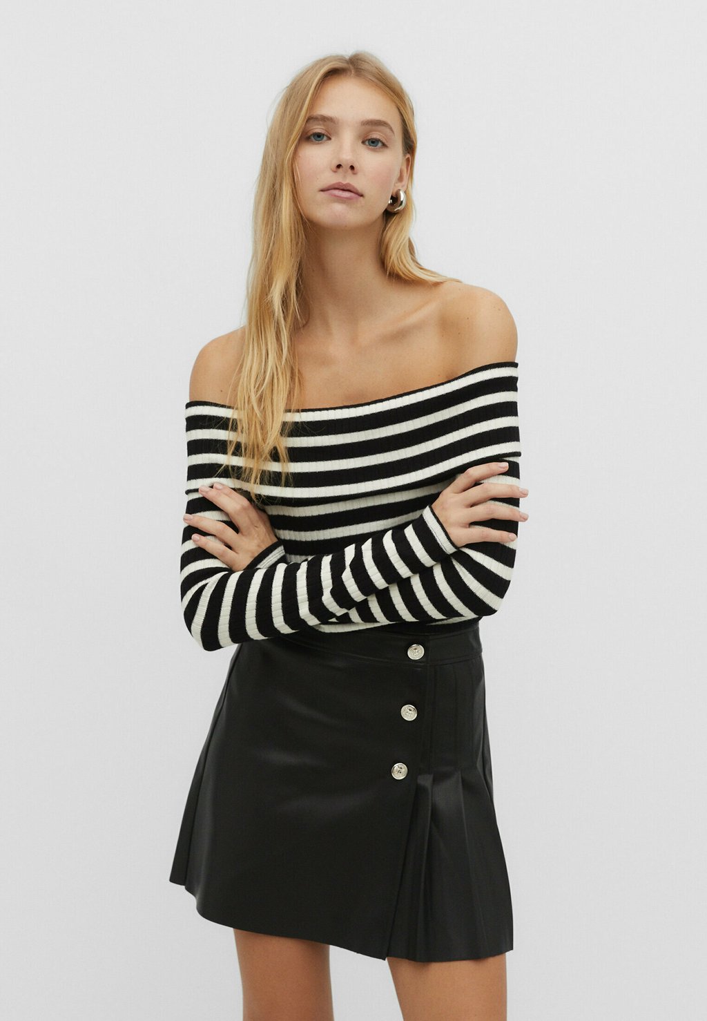 Футболка с длинным рукавом Striped Off-The-Shoulder Stradivarius, черный