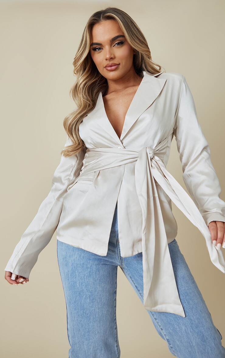

PrettyLittleThing Бежевый атласный пиджак с поясом и запахом