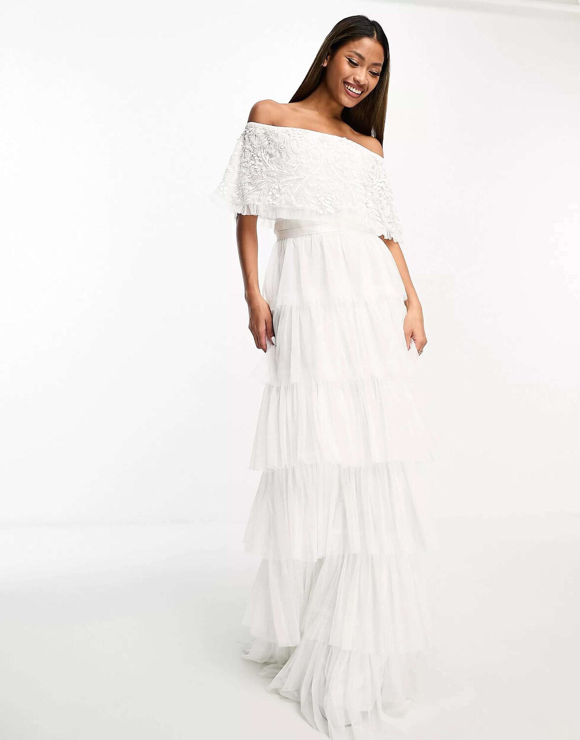 

Beauut Bridal Белое многоярусное платье макси из тюля с открытыми плечами и украшенным верхом