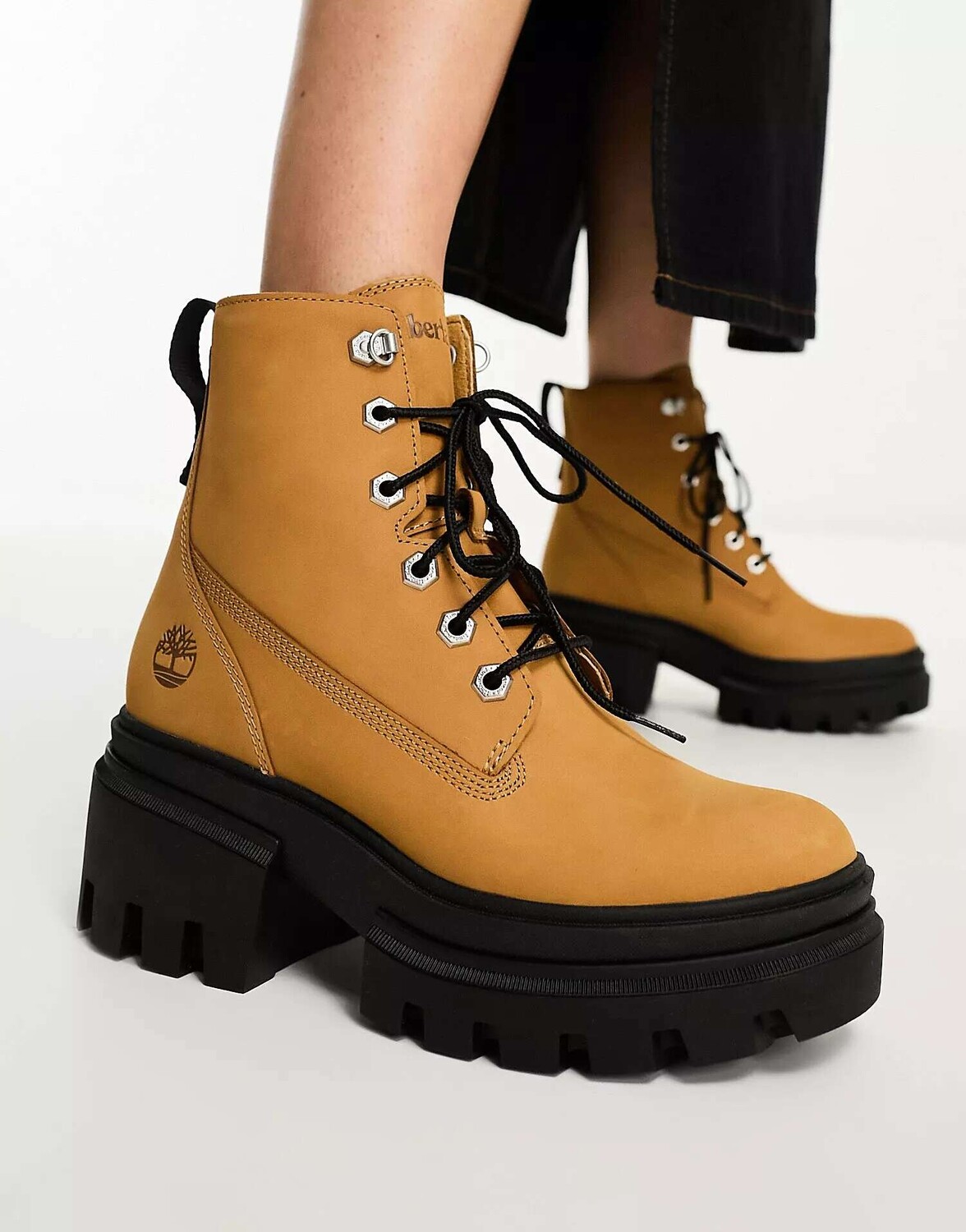 

Ботинки Timberland Everleigh на массивной подошве 6 дюймов со шнуровкой из кожи пшеничного нубука