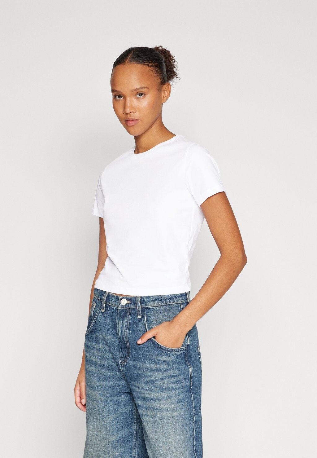 

Базовая футболка CHLOE MONCHAMP BABY TEE NA-KD, белый
