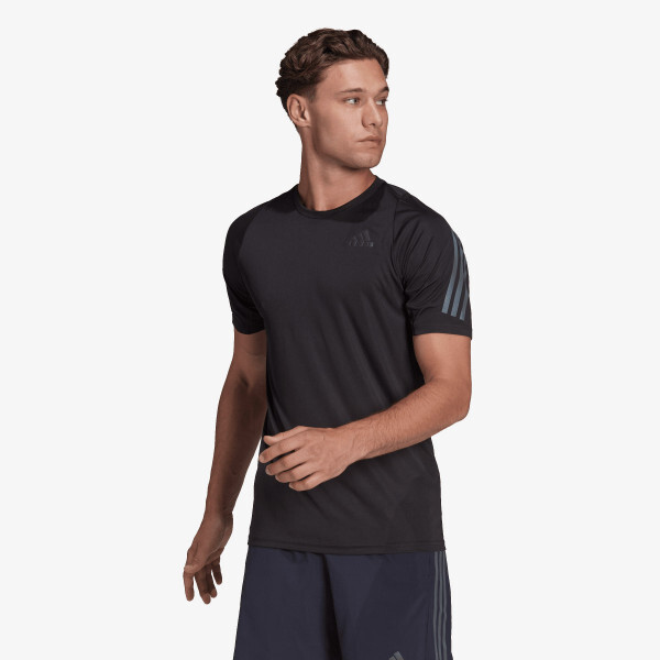 

Значок бега на футболке Adidas