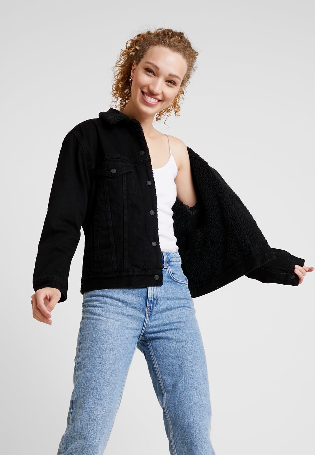 

Джинсовая куртка Levi's SHERPA TRUCKER, цвет forever black
