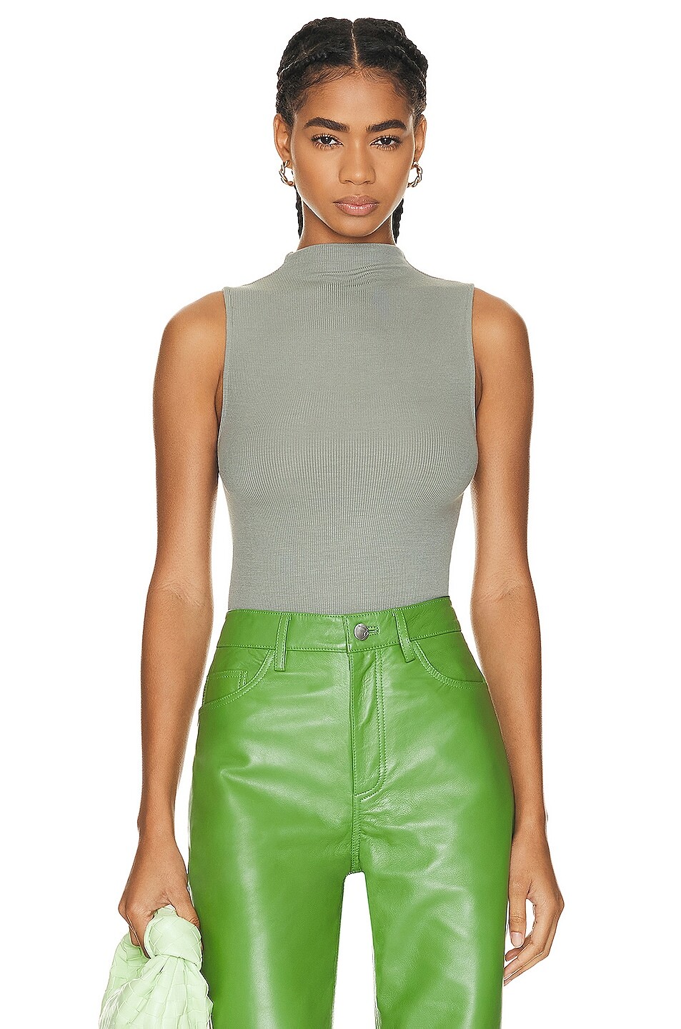 

Топ Enza Costa Silk Knit Rib Sleeveless Mockneck, цвет Alpine Frost