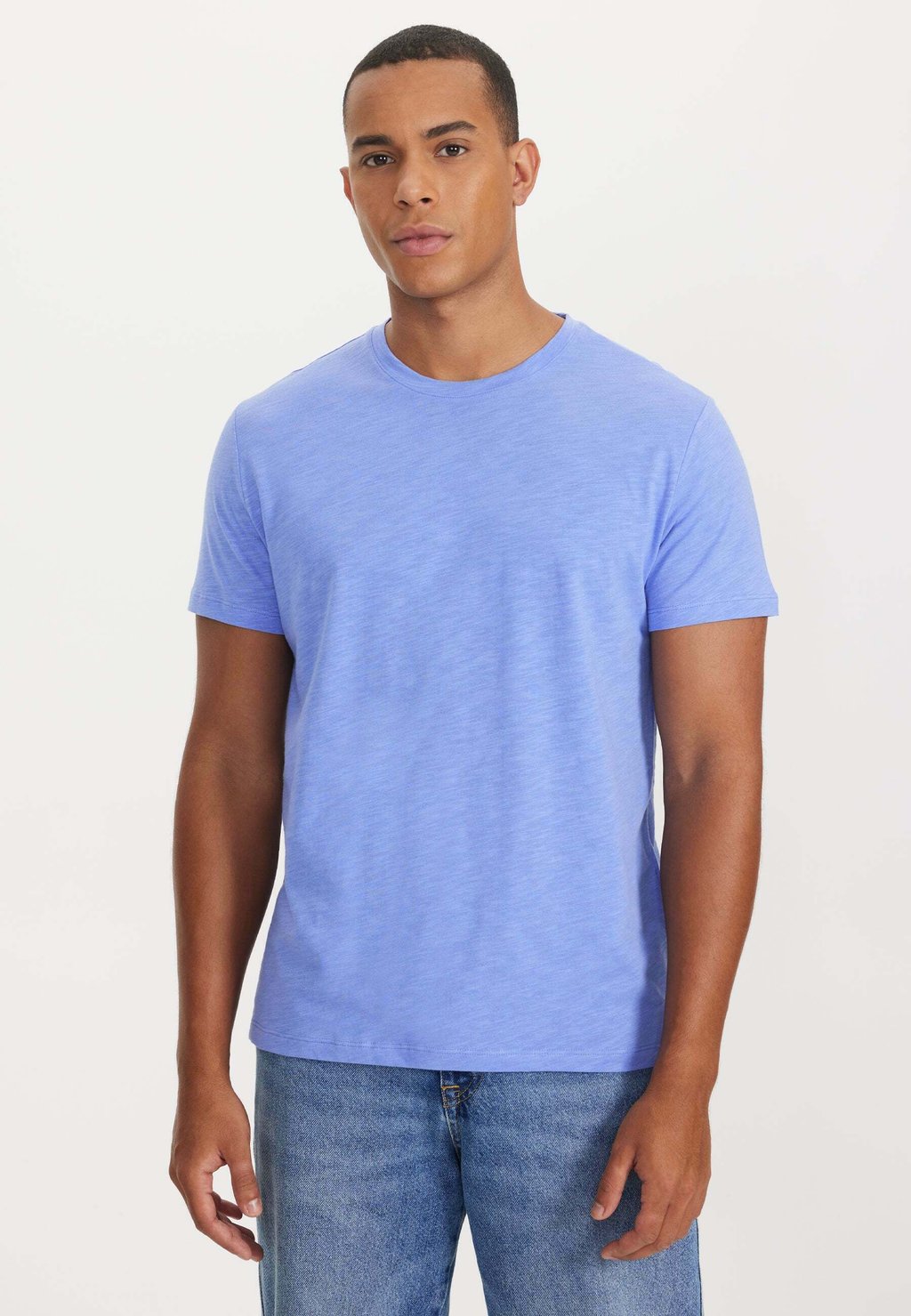 Базовая футболка Leo O-Neck WESTMARK LONDON, цвет sky blue цена и фото