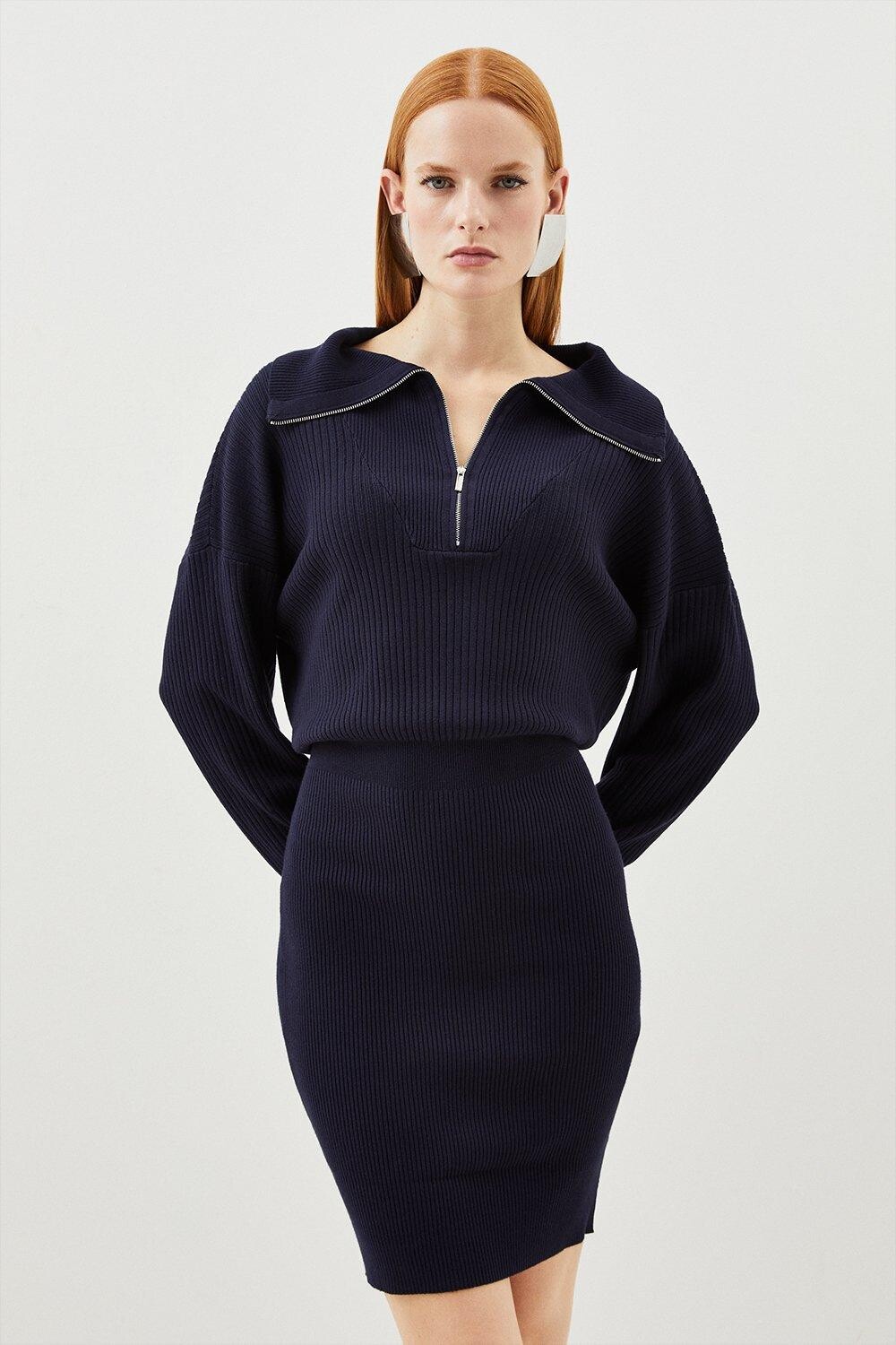 

Трикотажное мини-платье в рубчик с воротником-стойкой из вискозы Karen Millen, темно-синий