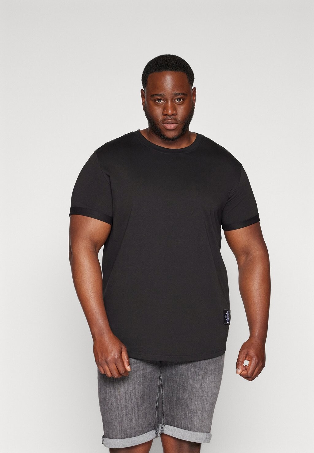 

Базовая футболка Plus Badge Turn Up Sleeve Calvin Klein, черная