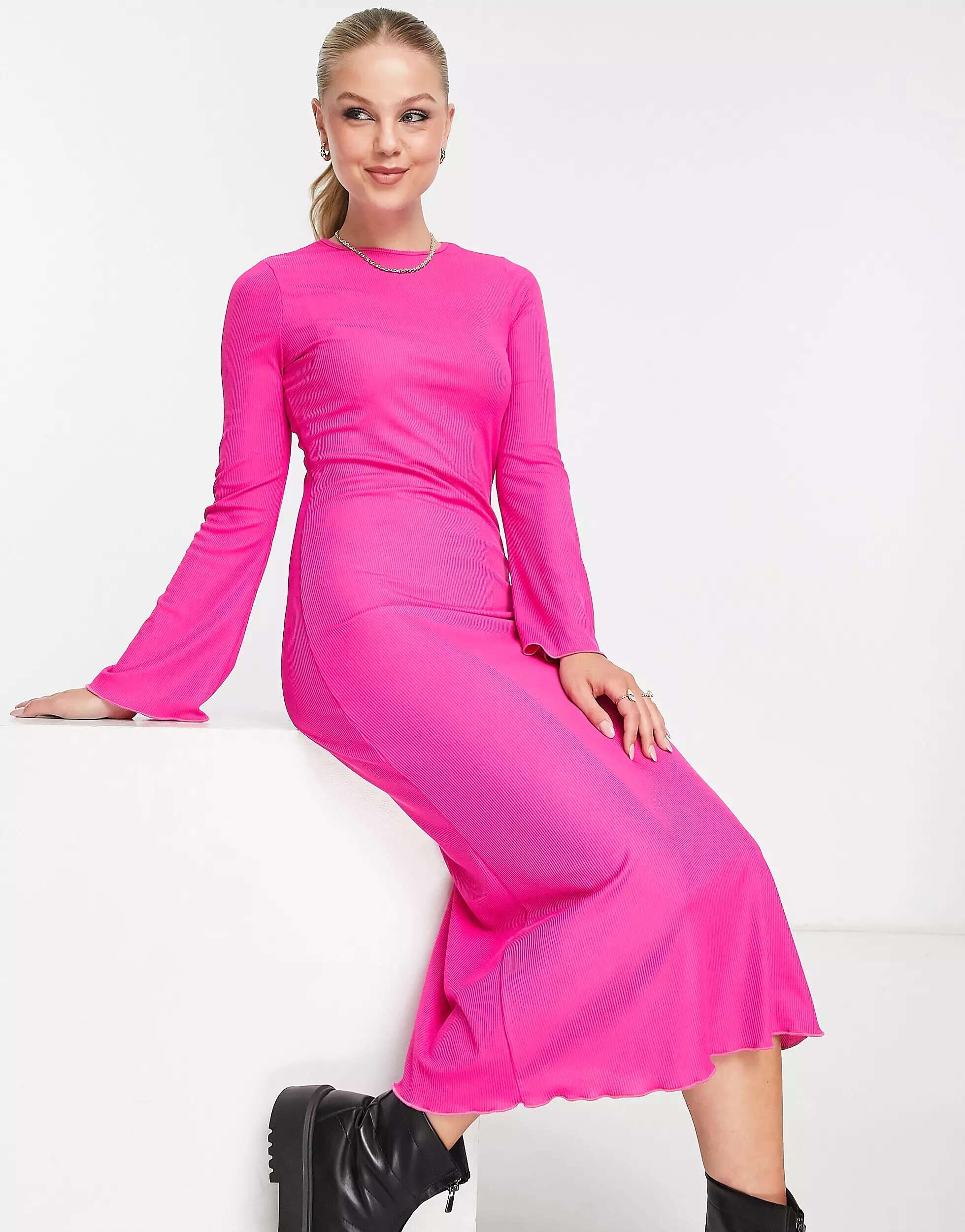 Ярко-розовое платье миди в рубчик с расклешенными рукавами New Look