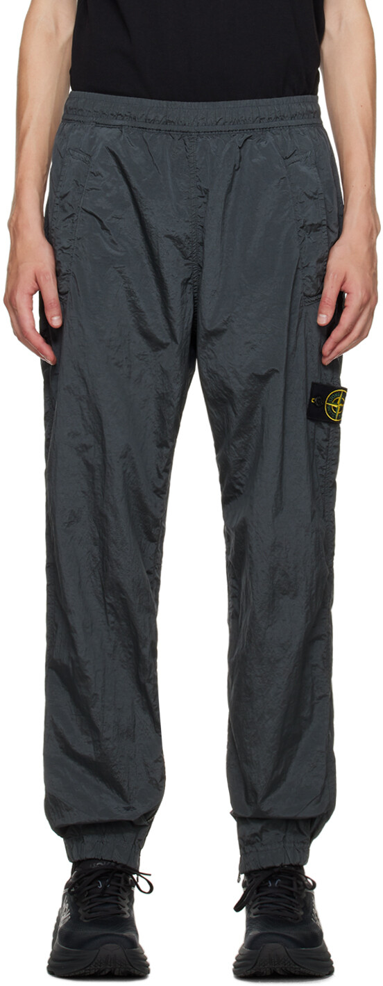 

Серые спортивные штаны с нашивками Stone Island