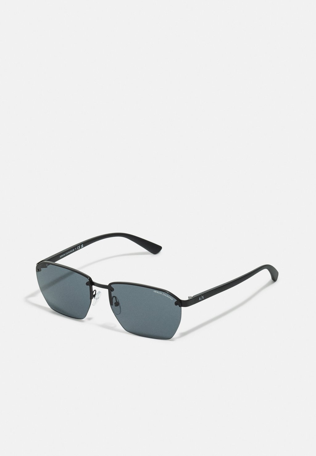 цена Солнцезащитные очки Armani Exchange, матовый черный