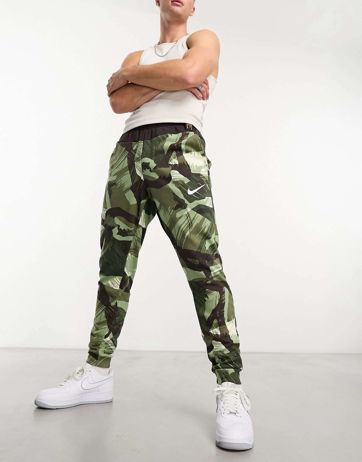 

Коричневые джоггеры с камуфляжным принтом Nike Dri-Fit