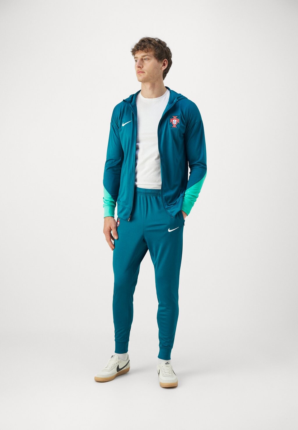 

Национальная сборная Nike, бирюзовый жеод/кинетический зеленый/парус Portugal Fpf Strike Hooded Track Suit